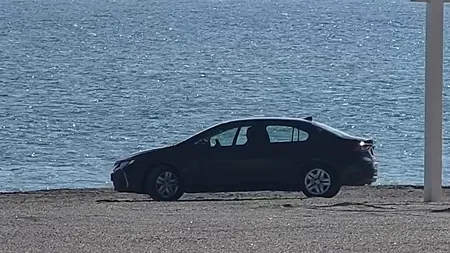 VIDEO | Un bucureștean și-a pus mașina la soare, pe plaja de la Cap Aurora. Imaginile au devenit virale, iar internauții nu l-au iertat: „Fițe, impresii, tupeu. Vine și amenda, nu durează mult”