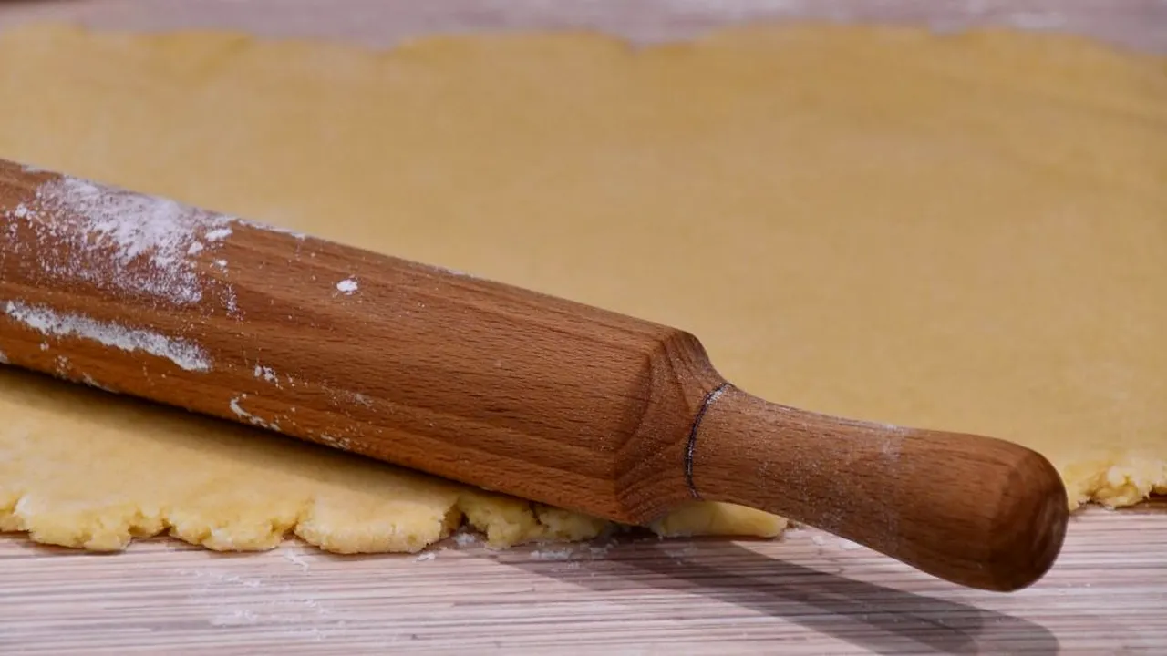 REȚETE. Cel mai bun cozonac moldovenesc tradițional. Câtă untură și nucă trebuie să pui ca să nu se lase