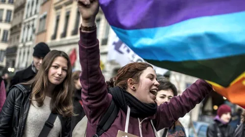 Franța legalizează căsătoria între persoane de același sex
