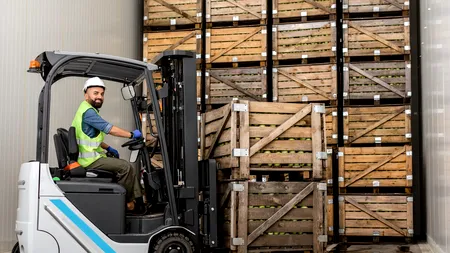 Stivuitorul electric – eficiență, integrare și costuri optimizate într-o logistică modernă (P)