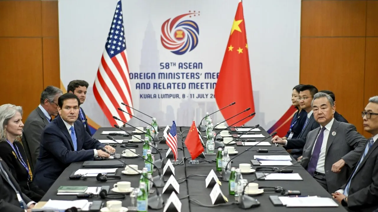 Marco Rubio se întâlnește cu ministrul chinez de Externe în Malaysia/ Wang Yi a criticat „comportamentul tipic de INTIMIDARE unilaterală” al SUA