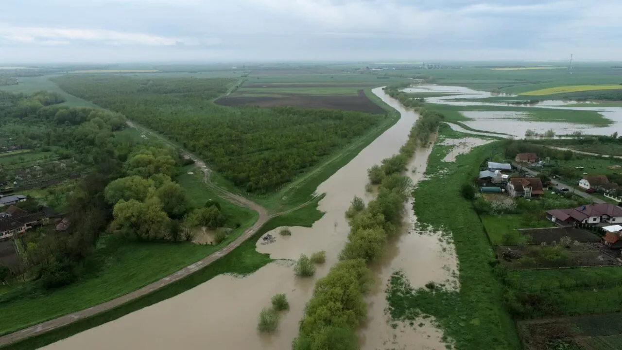 Cod roșu de INUNDAȚII pe râul Bârzava. Când va fi atins vârful de viitură