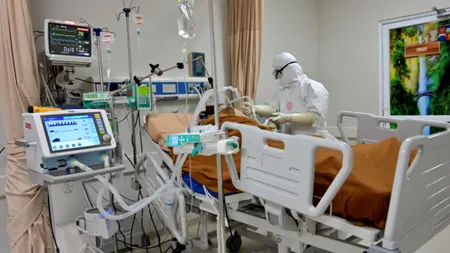 „Ar trebui să ştiţi şi asta când veţi ajunge în terapie intensivă”. O mamă, internată la ATI, le-a cerut medicilor să fie lăsată să-și strângă copilul în brațe