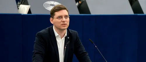 VIDEO | Victor Negrescu cere intervenția Comisiei Europene în cazul pliantelor AUR. „Un partid extremist politizează educația”