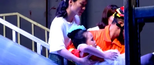 Moment îngrozitor zeci de copii: Momentul festiv s-a transformat într-un accident devastor în care scena s-a prăbușit sub zeci de copii - VIDEO