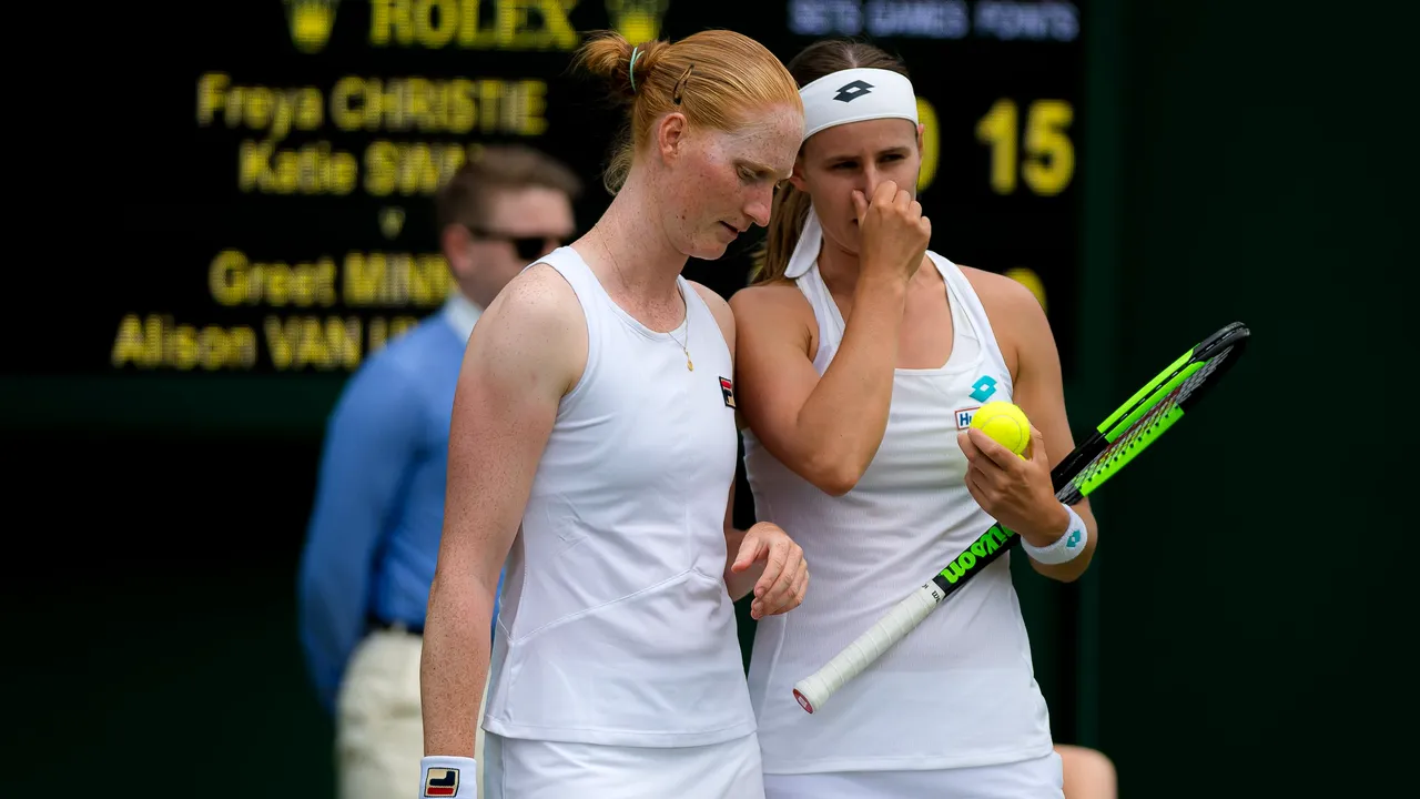 Premieră la Wimbledon: Cuplul de lesbiene format din Alison Van Uytvanck și Greet Minnen a evoluat în primul tur