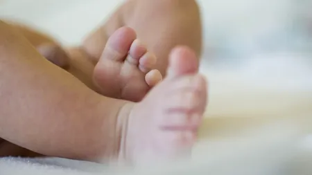 SUSPECT DE CORONAVIRUS. Bebeluș de opt luni, internat la Spitalul din Târgu-Jiu