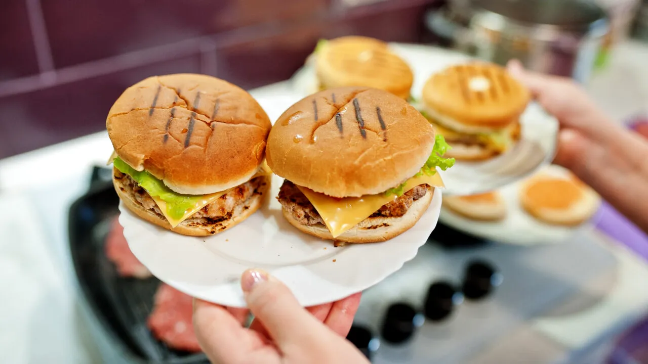 Un restaurant McDonald’s a INTERZIS accesul tinerilor sub 21 de ani: „Din cauza incidentelor repetate de violență în rândul studenților”