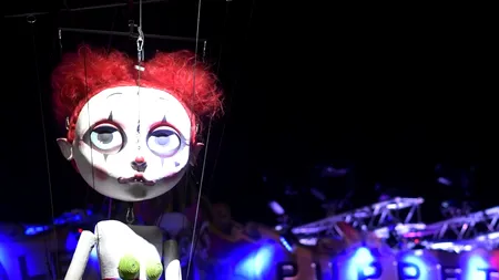 Imagini spectaculoase la Craiova, unde păpușile au ocupat strada. Zeci de marionete gigant au defilat în cadrul Festivalului „Puppets Occupy Street” | FOTO&VIDEO