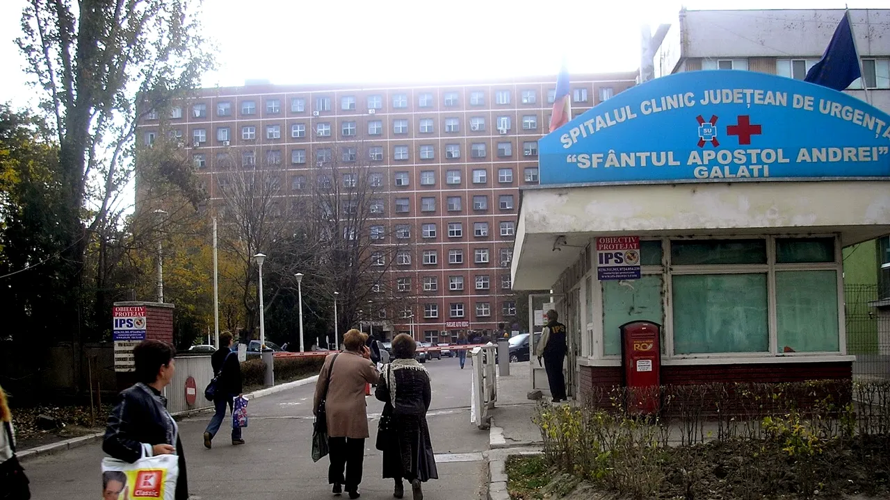 Ca să nu strice o șapă abia turnată, pacienții de la Spitalul de Urgență Galați au fost cărați cu tărgile prin ploaie