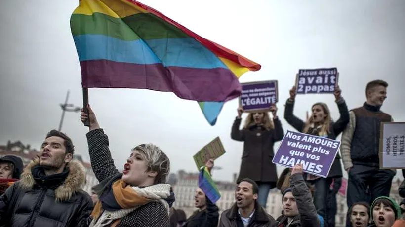 Deputații francezi au adoptat proiectul căsătoriilor între persoane de același sex
