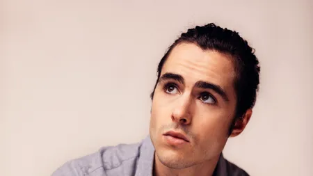 Ben Schnetzer a semnat pentru rolul celebrului dirijor român Sergiu Celibidache în „Cravata galbenă”, în locul lui Rupert Friend (Comunicat de presă)