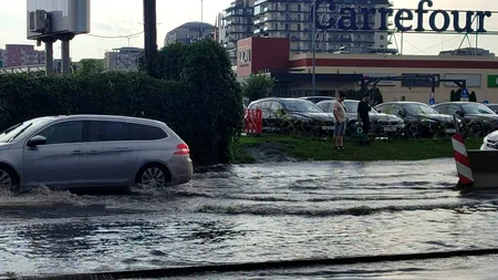 Imagini cu Capitala blocată de furtuni și ploi torențiale. Mai multe bulevarde și linii de tramvai au fost blocate de șuvoaiele de apă. Trenurile au și ele întârzieri