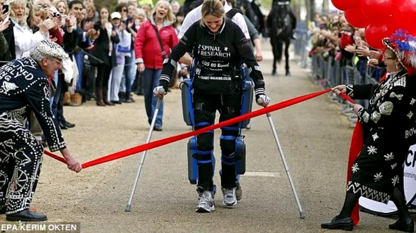 FOTO+VIDEO. O femeie cu picioare bionice a încheiat maratonul de la Londra la 16 zile după începerea cursei