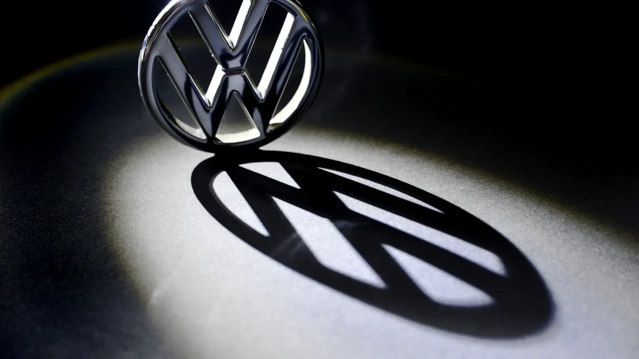Un tren ce transporta vehicule Volkswagen a fost blocat din cauza unui protest ecologist în Germania