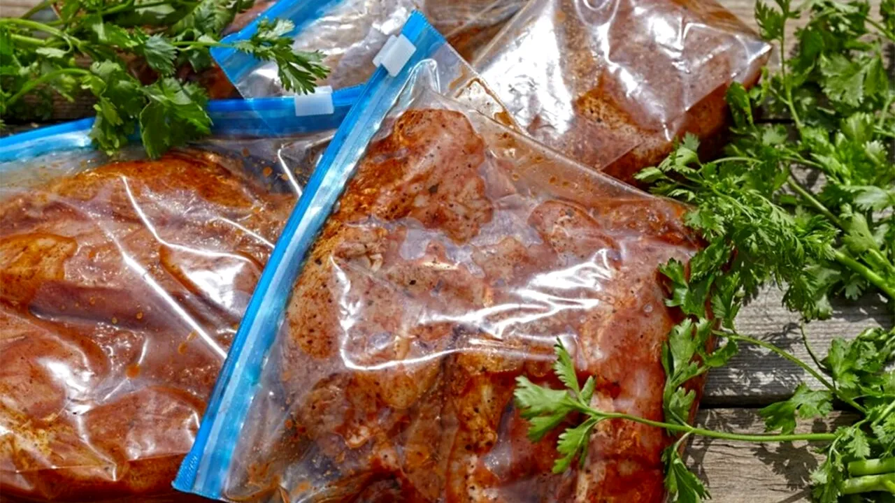 Câte ore trebuie să lași la marinat carnea de pui, porc sau vită, ca să nu o strici. Mulți români fac greșeala asta!