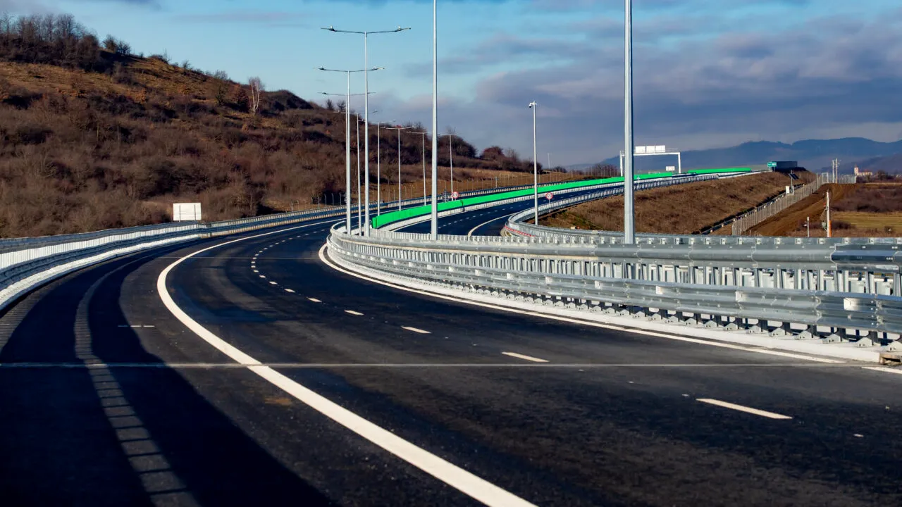 Cum circuli prin tunelul pe autostrada Sibiu-Pitești. Instructor auto: „Nu staționăm, exclus să ne apucăm să facem selfie-uri”