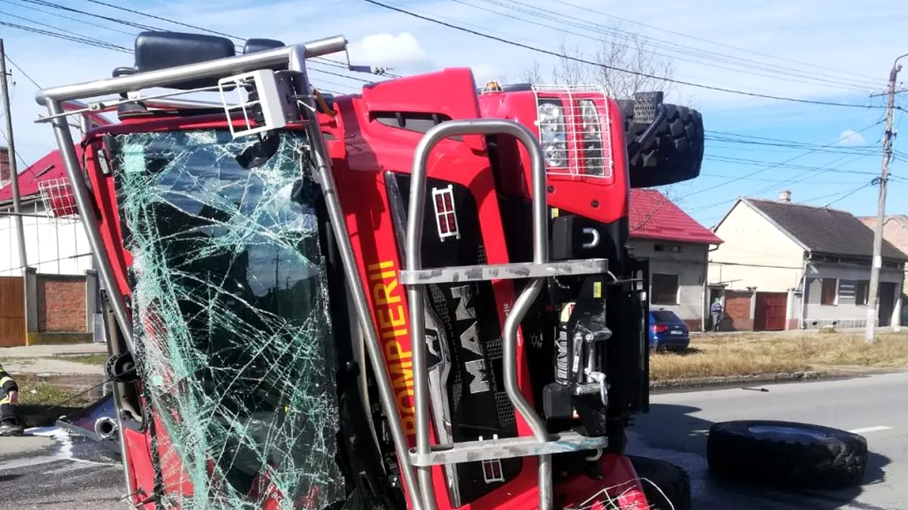 Trei pompieri din Caransebeș au fost răniți, după ce autospeciala în care se aflau s-a răsturnat. În cădere, a acroșat și un autoturism care circula din sens opus