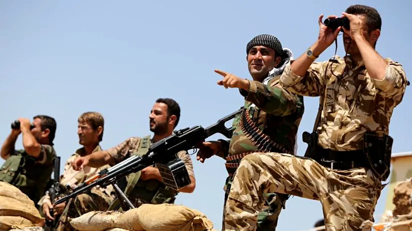 Primii luptători kurzi irakieni care urmează să ajungă la Kobane au trecut prin Turcia