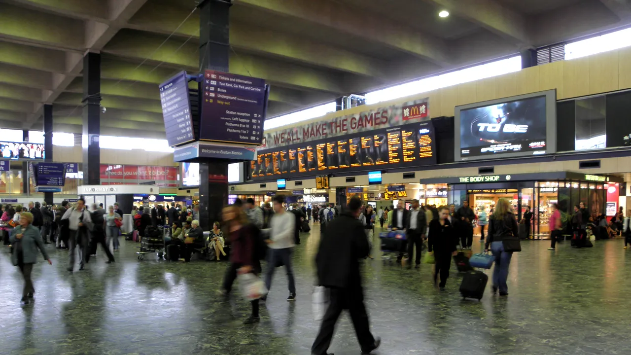 Un englez s-a urcat în tren cu o valiză cu bijuterii de peste un milion de euro, dar a rămas sărac înainte ca trenul să plece din gară