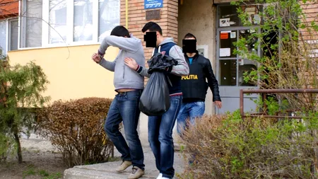 Cinci români care plănuiau să trimită în Franța echipamente de skimming, arestați