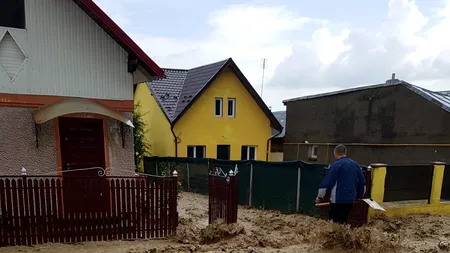 Viiturile au făcut PRĂPĂD în Poiana Câmpina. Sute de gospodării inundate, mai multe drumuri afectate