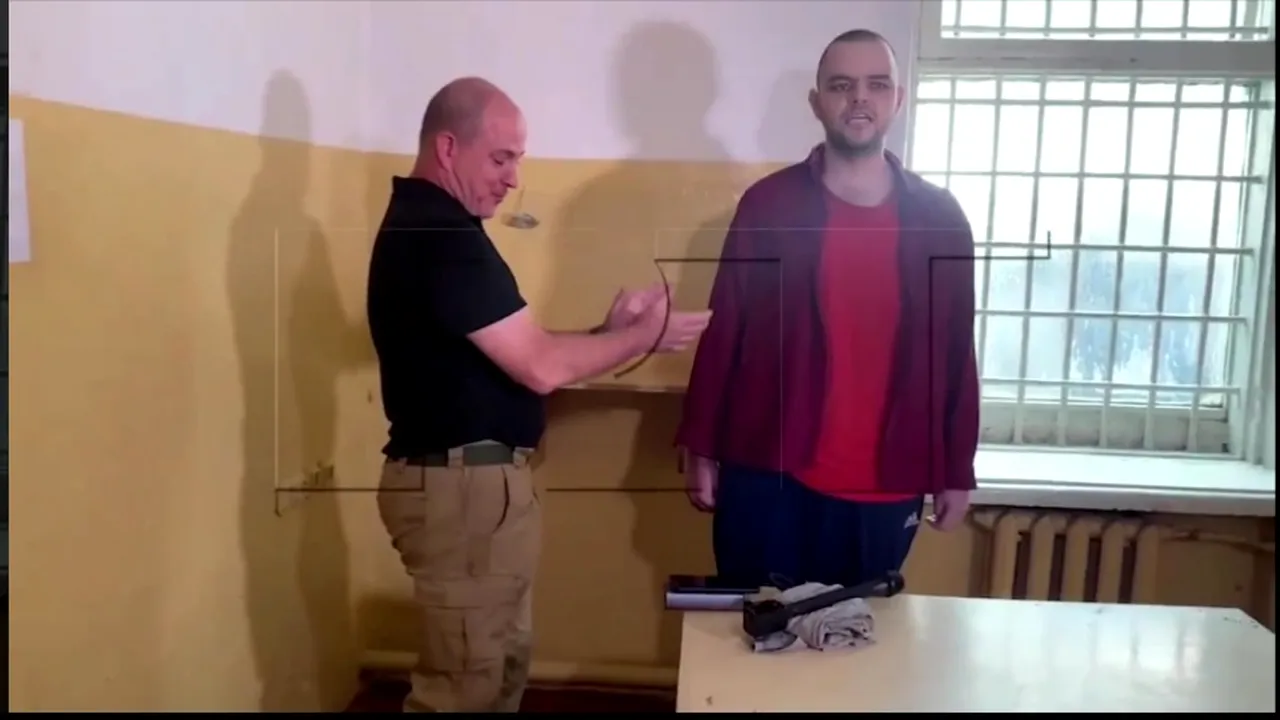 VIDEO | Soldatul britanic, capturat și condamnat la moarte de oamenii lui Vladimir Putin, forțat să cânte imnul Rusiei la televiziunea de stat