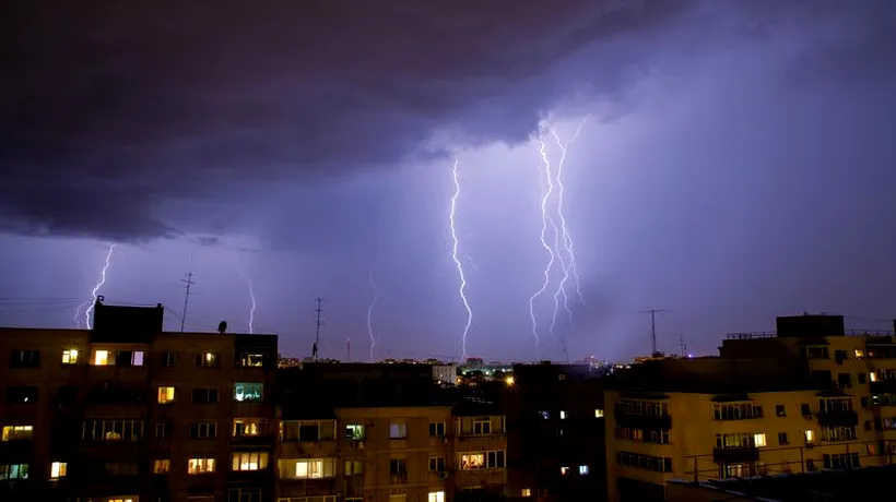 Prăpăd! Ploi torențiale cu grindină și fulgere, în București!