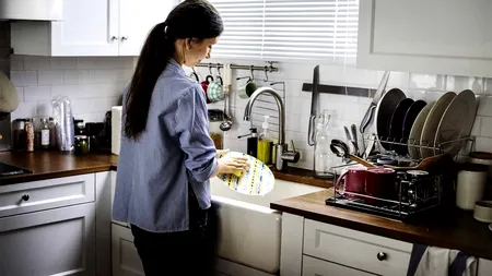 Ce a pățit un pensionar din Spania, după ce a angajat menajeră o româncă de 37 de ani. Ce i-a făcut femeia, sub pretextul că merge la baie