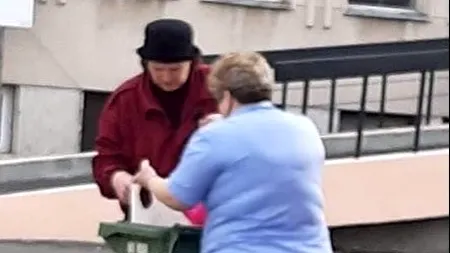 Mâncarea trimisă gravidelor și mămicilor este preluată în curtea unui spital din Brăila într-o PUBELĂ de gunoi