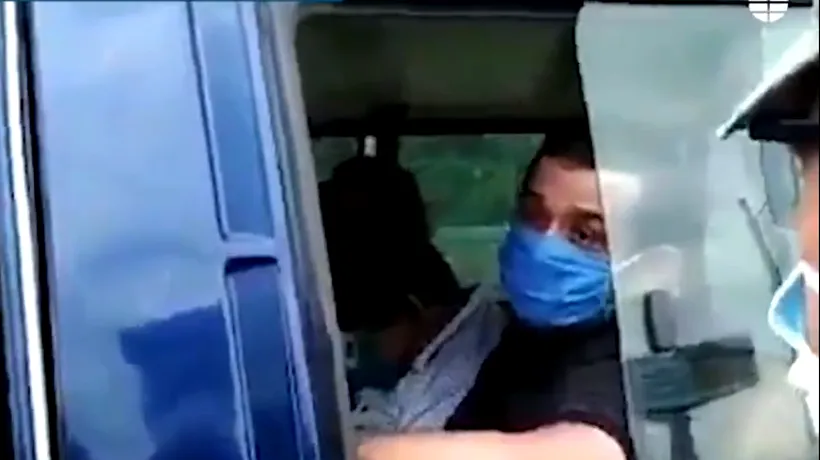 VIDEO. Un bărbat mort din Ecuador, transportat ilegal cu mașina de rude. Aceștia le-au spus militarilor că bărbatul doarme