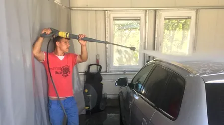 Ce a făcut Stelian de la SPĂLĂTORIE, care are acasă 15 frați și surori, după ce a găsit O AVERE într-o mașină