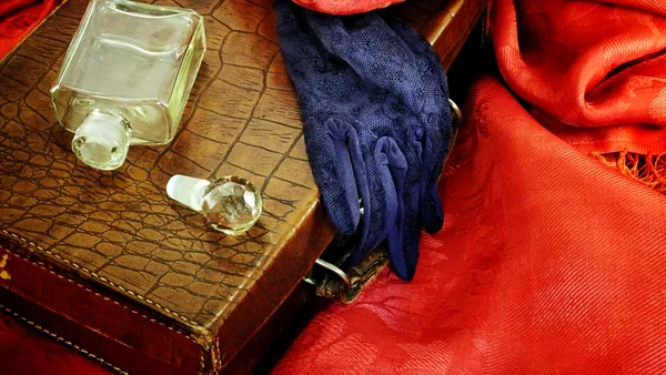 Povestea parfumului preferat al Reginei Maria care a cucerit Parisul, recreat după 82 de ani. Cât costă o sticluță din elixirul „Mon Boudoir”