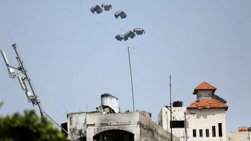 Mai mulți palestinieni au murit în timp ce încercau să ajungă la ajutoarele paraşutate în Gaza