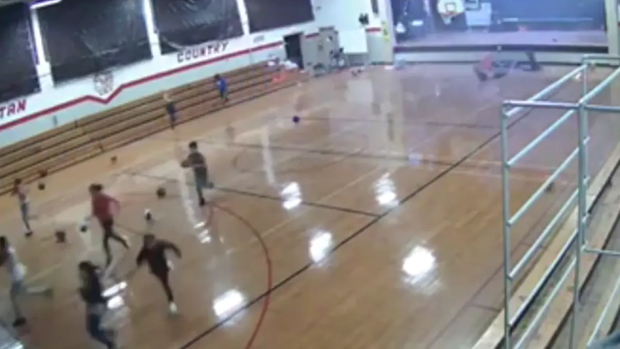 VIDEO: Clipe de groază trăite de elevii unei școli când o furtună violentă spulberă zidul sălii de sport unde se aflau