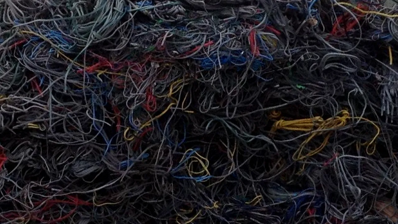 Paisprezece români, condamnați în Franța pentru furturi de cabluri de sute de mii euro 