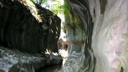 Locul de BASM din România care merită explorat în concediu. Valea săpată de apă într-o stâncă atrage turiști din toată lumea