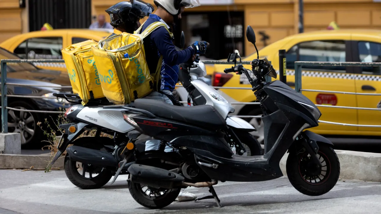 Un bărbat i-a FURAT scuterul și banii unui livrator etiopian din București. A fost prins de polițiști după aproape o lună