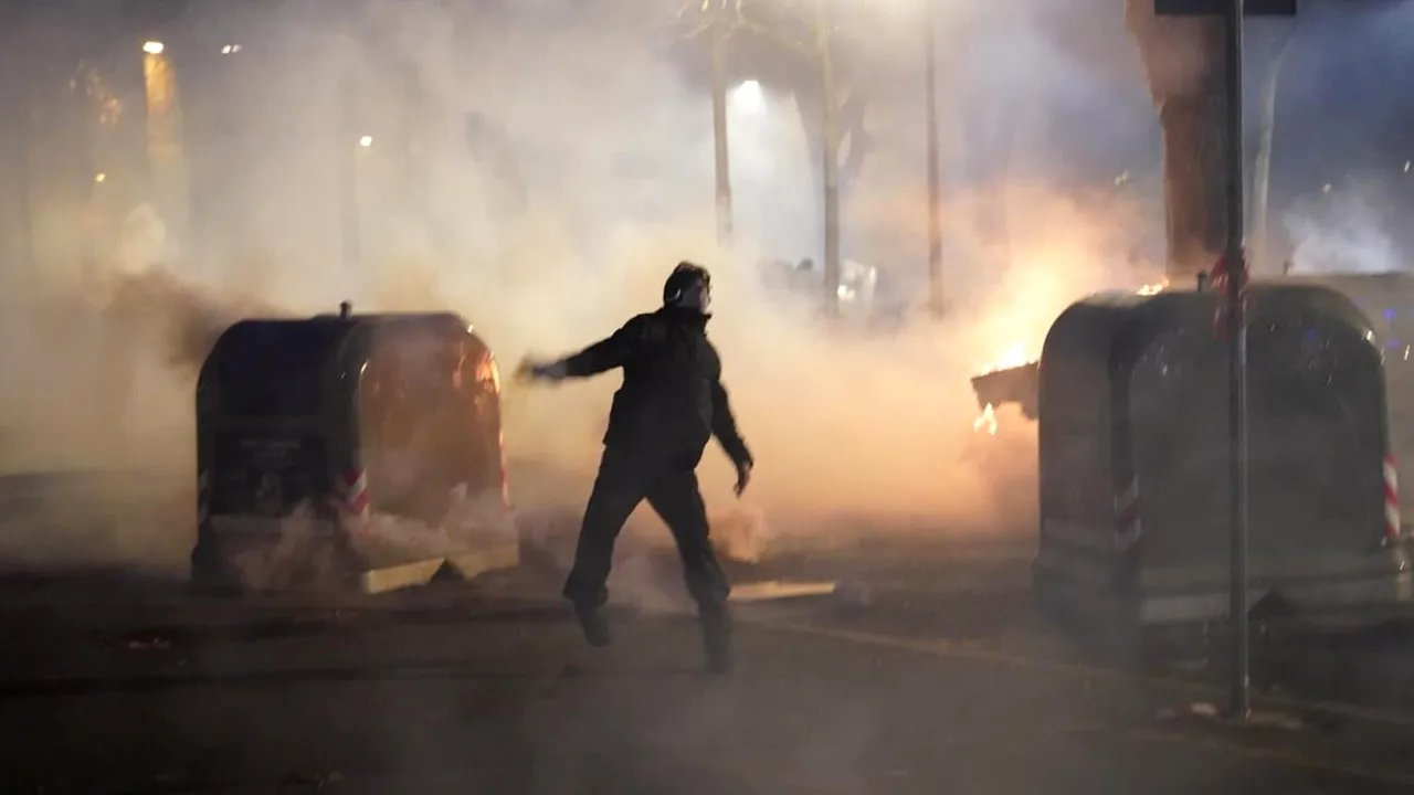 Violențe extreme la Torino după evacuarea centrului de stânga Askatasuna. 31 de polițiști au fost răniți în urma ciocnirilor cu protestatarii