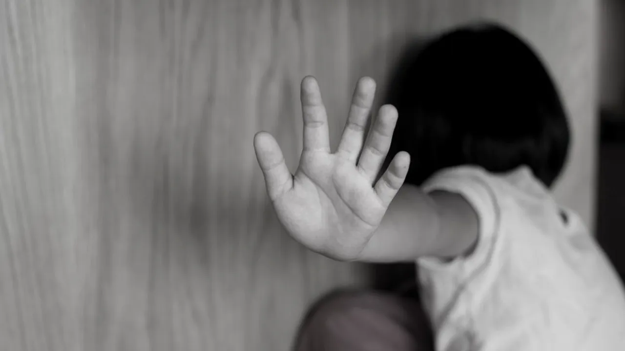 Pedofil reținut de polițiști, după ce a agresat o fetiță de 10 ani într-un parc din Cluj-Napoca. O martoră l-a fotografiat pe suspect și apoi a sunat la 112