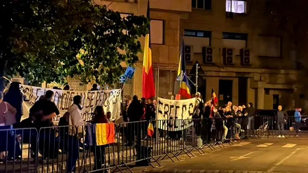 A zecea noapte de proteste în fața Arestului Central, unde este închis Călin Georgescu