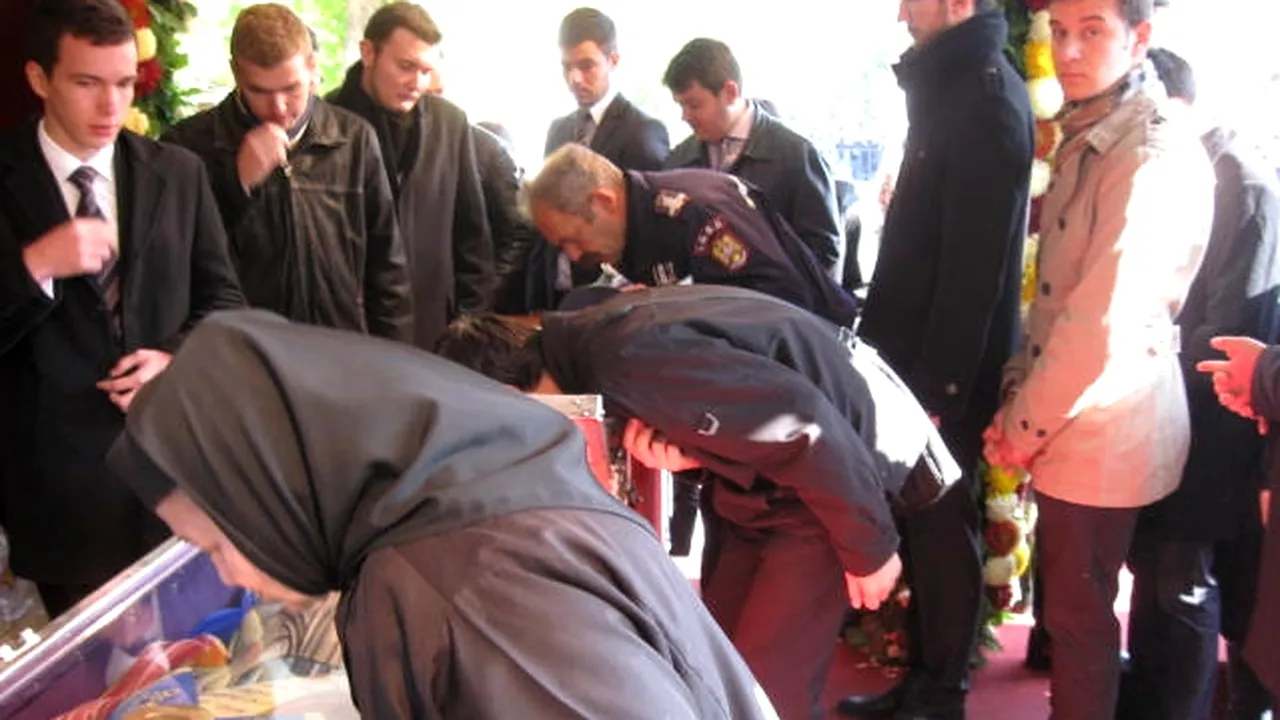 Peste 15.000 de pelerini, la coadă pentru a se închina la moaștele Sfintei Parascheva de la Iași
