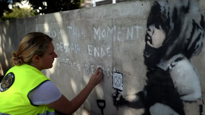 Mobilizare impresionantă de forțe: Cum este protejat un zid din Londra pe care se presupune că artistul Banksy a realizat un desen