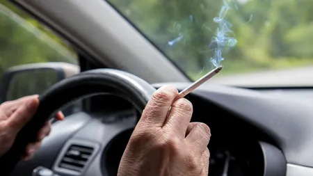 Un gălățean a fost surprins de polițiști în timp ce fuma în mașina de serviciu. Ce amendă usturătoare a primit șoferul