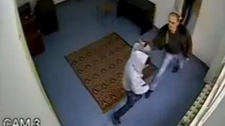 Șeful Poliției Piatra Neamț este anchetat, după ce a fost filmat când bătea o hoață minoră. Oprea ordonă demiterea. VIDEO