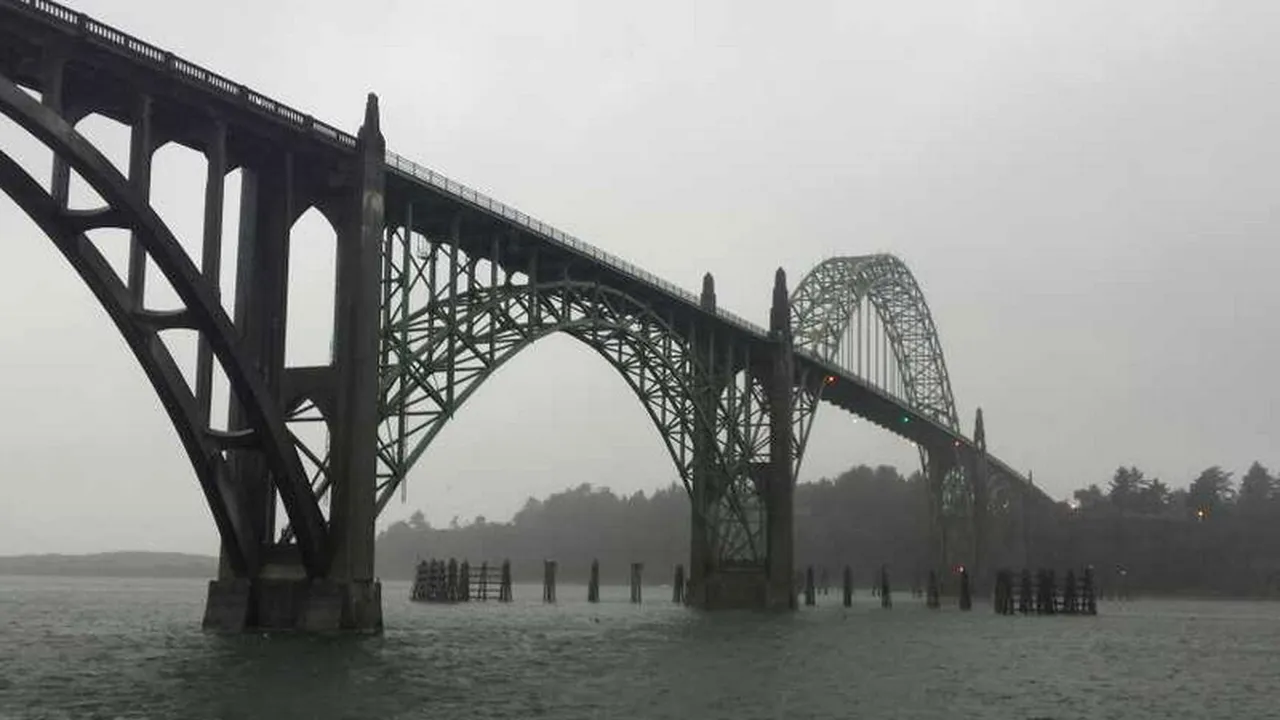 O femeie și-a aruncat copilul de șase ani de pe un pod, în Statele Unite