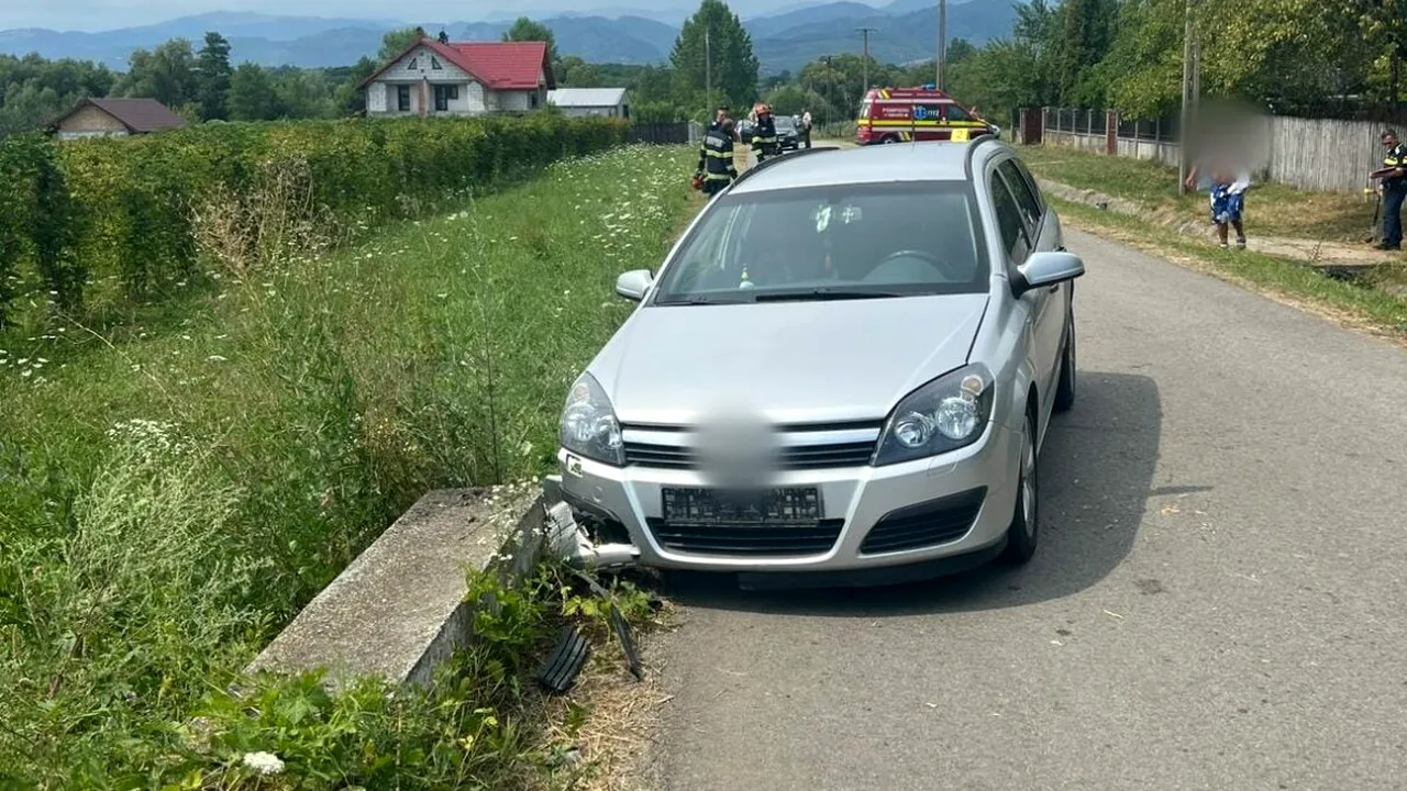 Patru persoane au ajuns la SPITAL după ce mașina în care se aflau, condusă de un bărbat de 64 de ani, a intrat într-un cap de pod în județul Vâlcea
