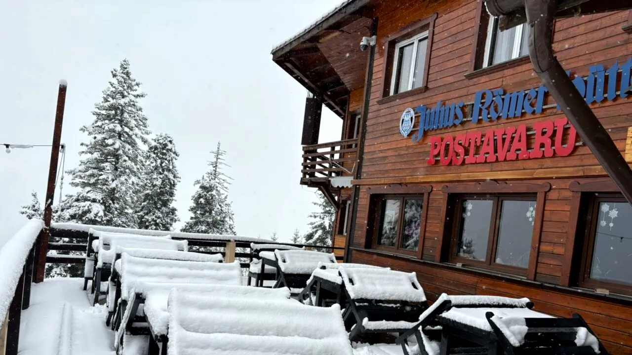 Pregătiți schiurile. Ninge în Poiana Brașov. Masivul Postăvaru este acoperit de zapadă. Și pe Transalpina-Voineasa stratul este deja consistent