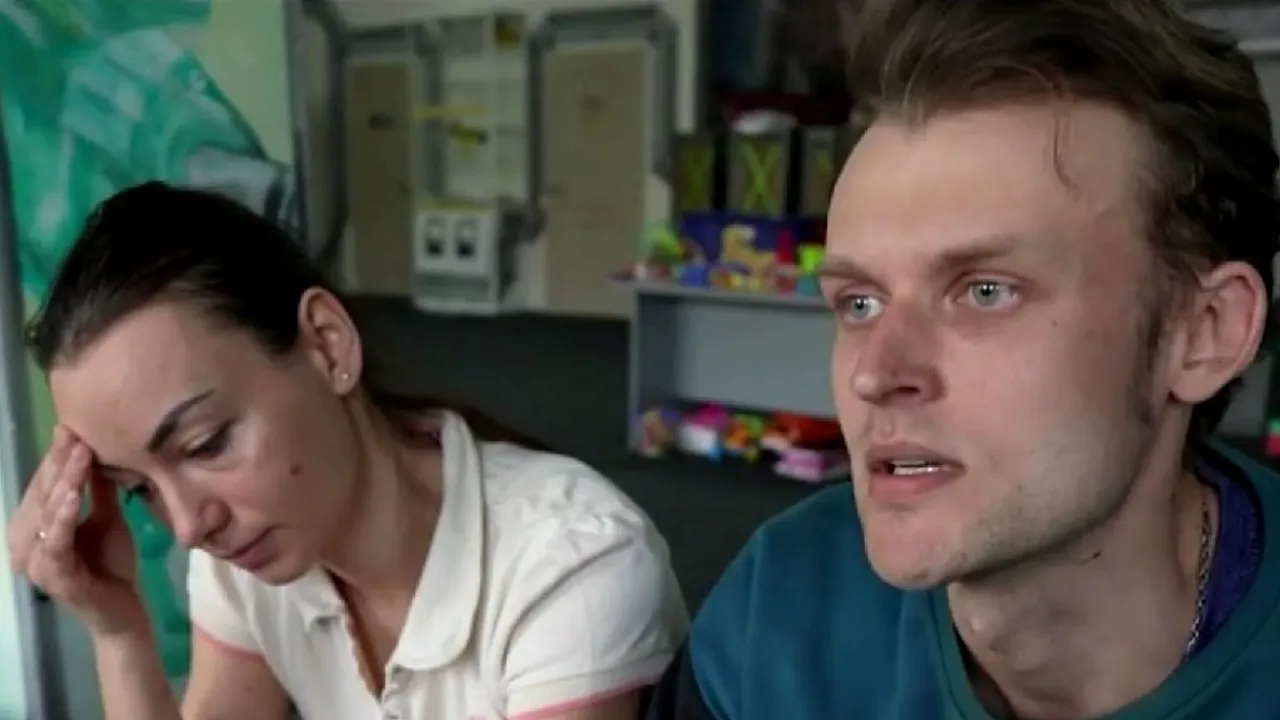 „Găteam afară, luam lemne din parcuri. Pe străzi, curgeau râuri de sânge. Dacă ne adunam într-un grup pentru a găsi apă, pur și simplu ne împușcau”. O familie care a reușit să fugă din Mariupol povestește ororile războiului