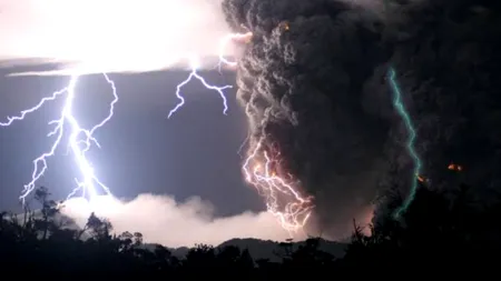 Fulgerul vulcanic de culoare verde. Fenomenul neobișnuit, surprins de un cercetător
